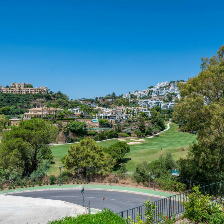 FOR SALE 🏡 Stylish Designer Townhouse with Panoramic Views – La Quinta Hills, Benahavís
