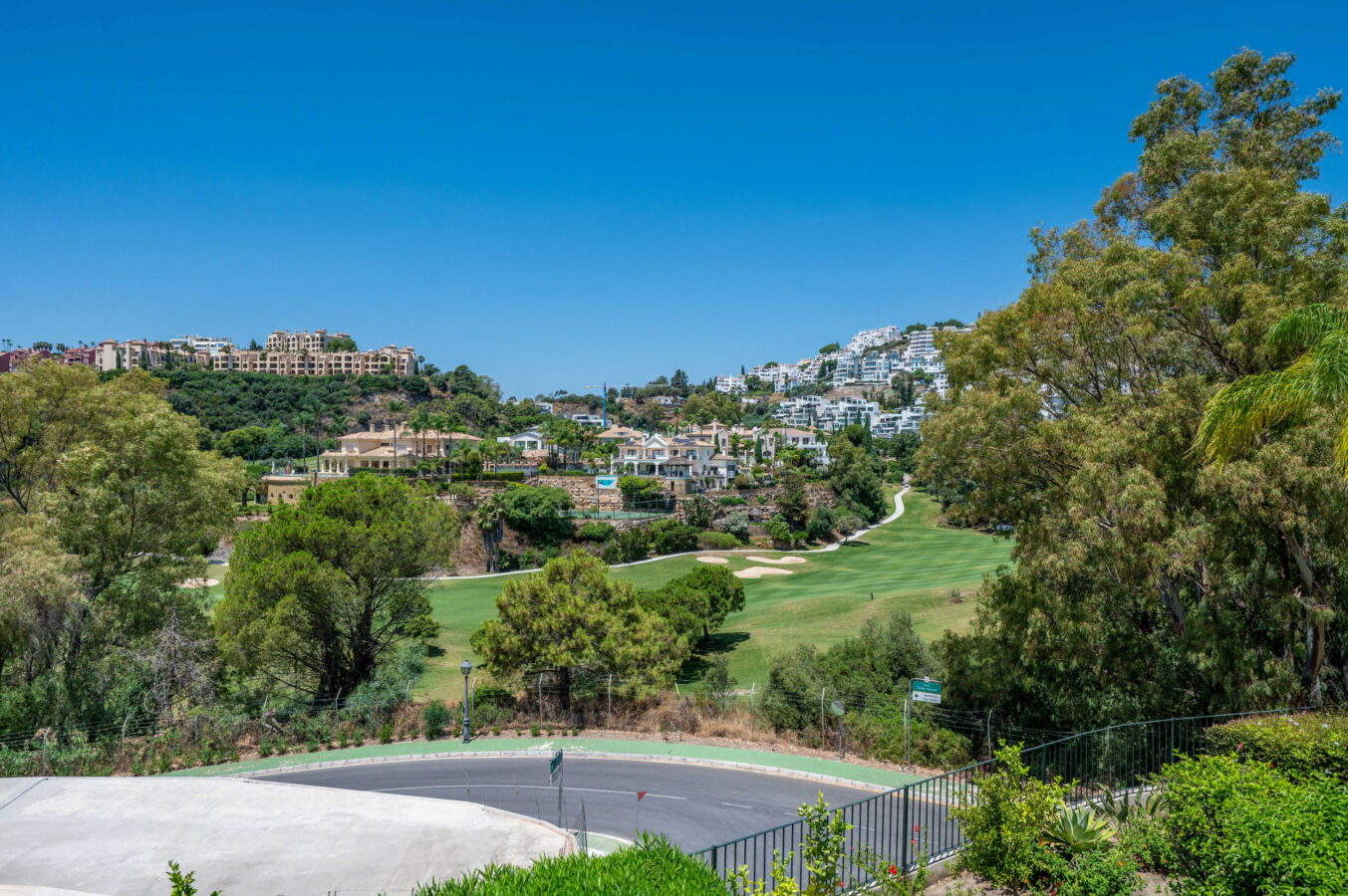 FOR SALE 🏡 Stylish Designer Townhouse with Panoramic Views – La Quinta Hills, Benahavís