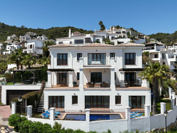 FOR SALE 🏡 Spacious Villa in 24h Gated Community – Benahavís Hills, Benahavís