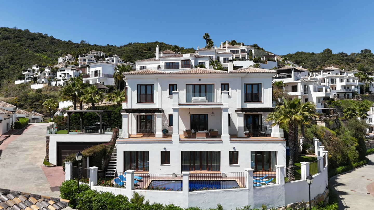 FOR SALE 🏡 Spacious Villa in 24h Gated Community – Benahavís Hills, Benahavís