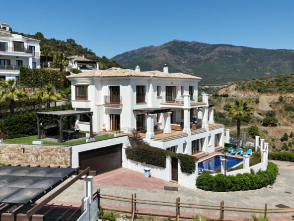 FOR SALE 🏡 Spacious Villa in 24h Gated Community – Benahavís Hills, Benahavís