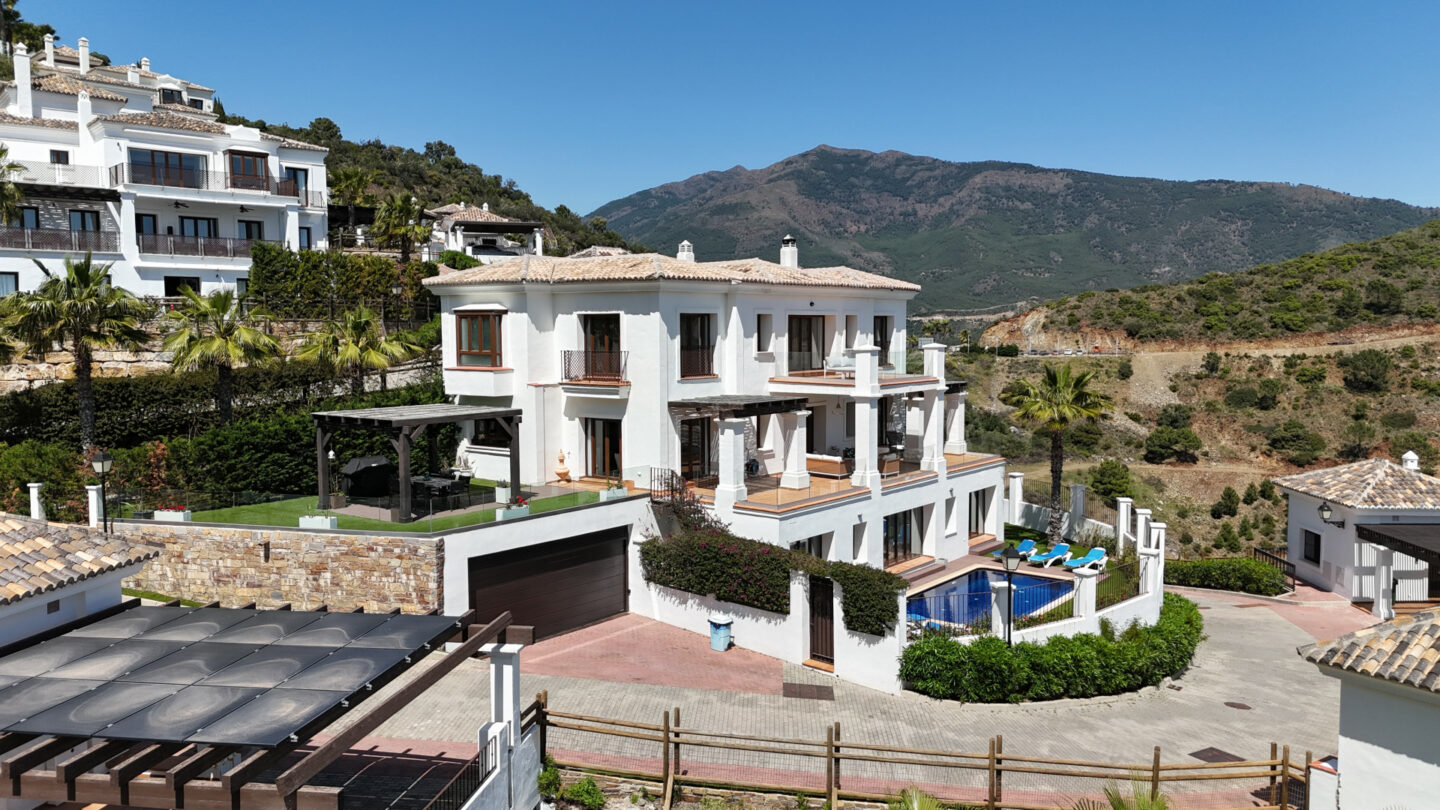 FOR SALE 🏡 Spacious Villa in 24h Gated Community – Benahavís Hills, Benahavís