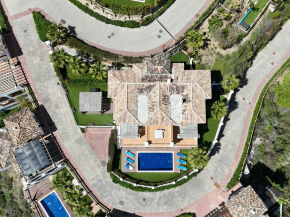 FOR SALE 🏡 Spacious Villa in 24h Gated Community – Benahavís Hills, Benahavís