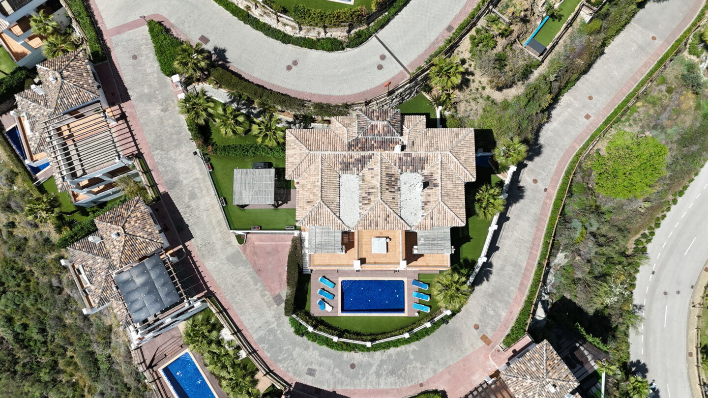 FOR SALE 🏡 Spacious Villa in 24h Gated Community – Benahavís Hills, Benahavís