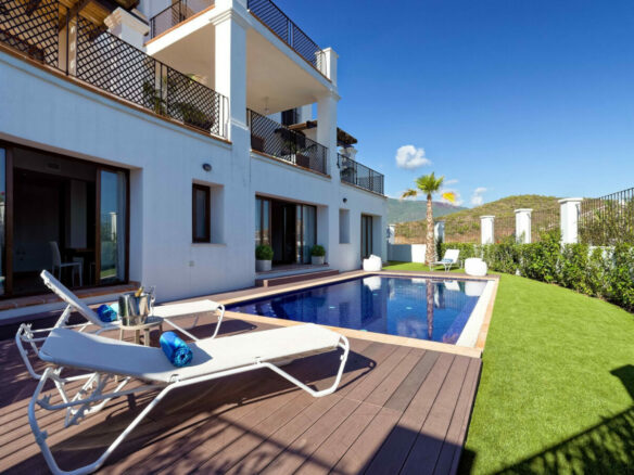 FOR SALE 🏡 Spacious Villa in 24h Gated Community – Benahavís Hills, Benahavís