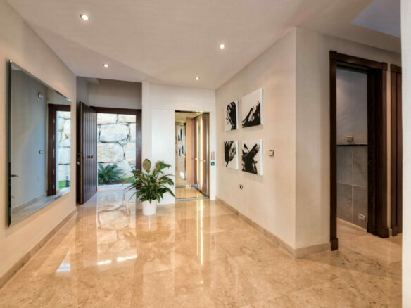 FOR SALE 🏡 Spacious Villa in 24h Gated Community – Benahavís Hills, Benahavís