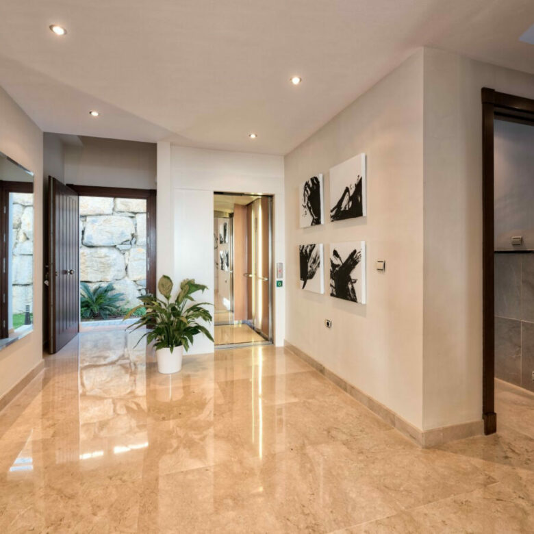 FOR SALE 🏡 Spacious Villa in 24h Gated Community – Benahavís Hills, Benahavís