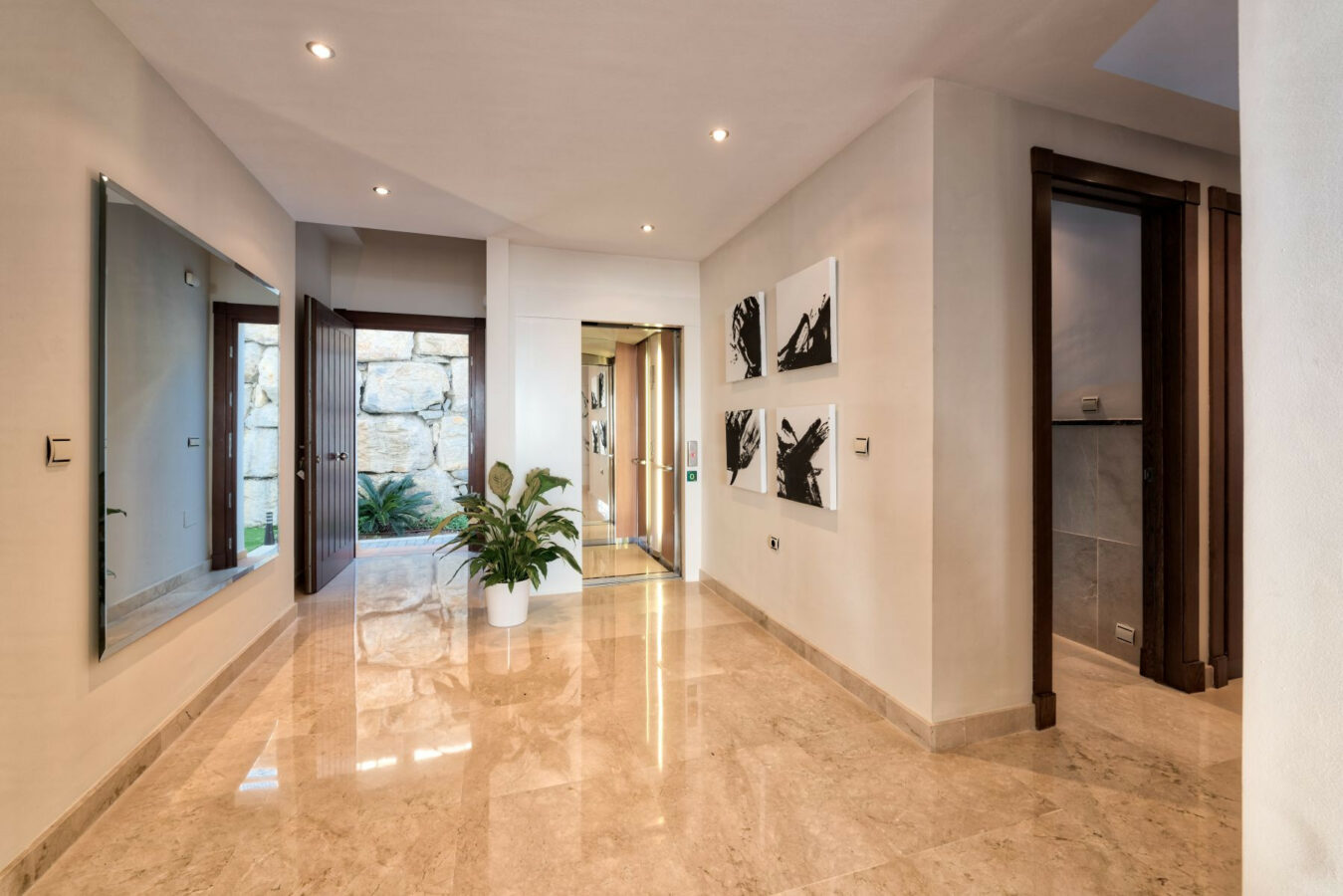 FOR SALE 🏡 Spacious Villa in 24h Gated Community – Benahavís Hills, Benahavís