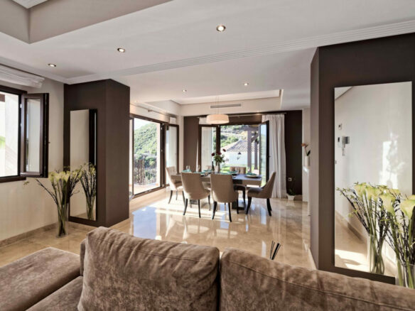 FOR SALE 🏡 Spacious Villa in 24h Gated Community – Benahavís Hills, Benahavís