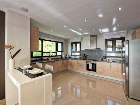 FOR SALE 🏡 Spacious Villa in 24h Gated Community – Benahavís Hills, Benahavís