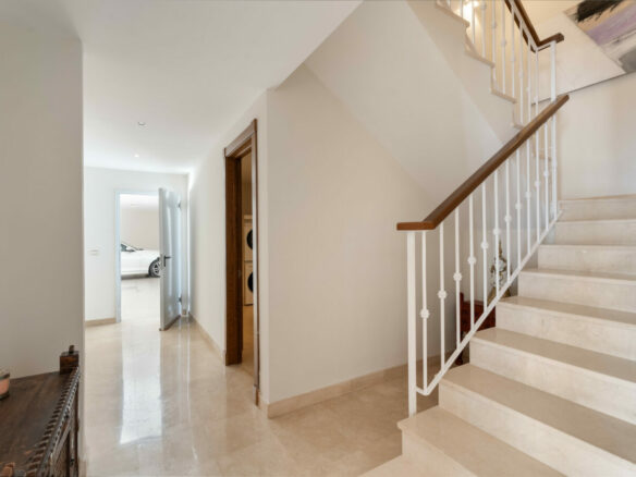FOR SALE 🏡 Spacious Villa in 24h Gated Community – Benahavís Hills, Benahavís