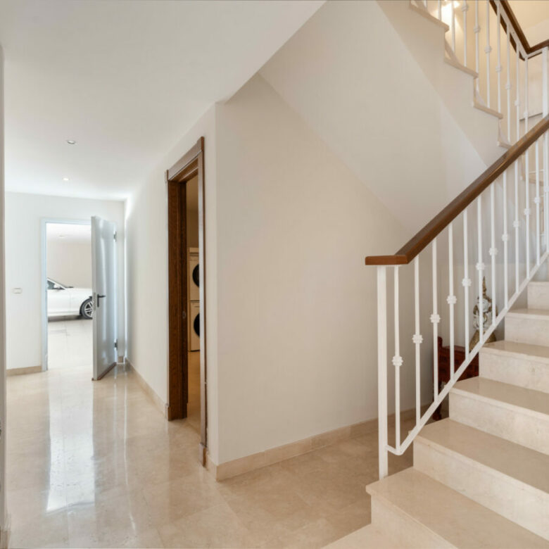 FOR SALE 🏡 Spacious Villa in 24h Gated Community – Benahavís Hills, Benahavís