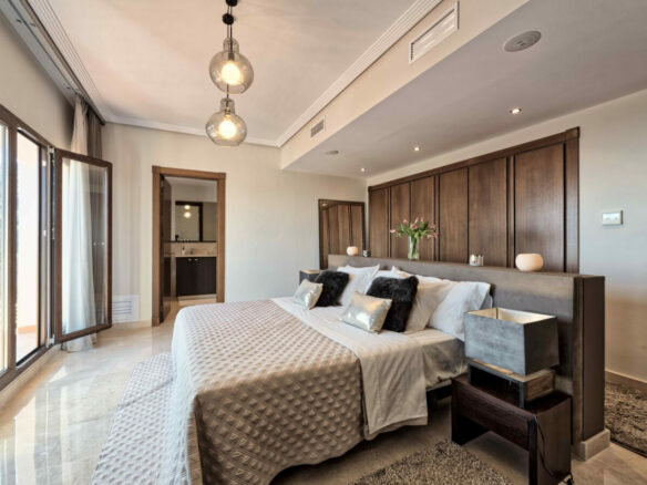 FOR SALE 🏡 Spacious Villa in 24h Gated Community – Benahavís Hills, Benahavís
