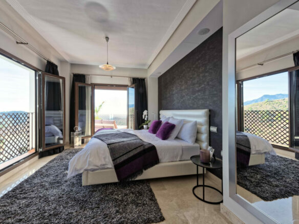 FOR SALE 🏡 Spacious Villa in 24h Gated Community – Benahavís Hills, Benahavís