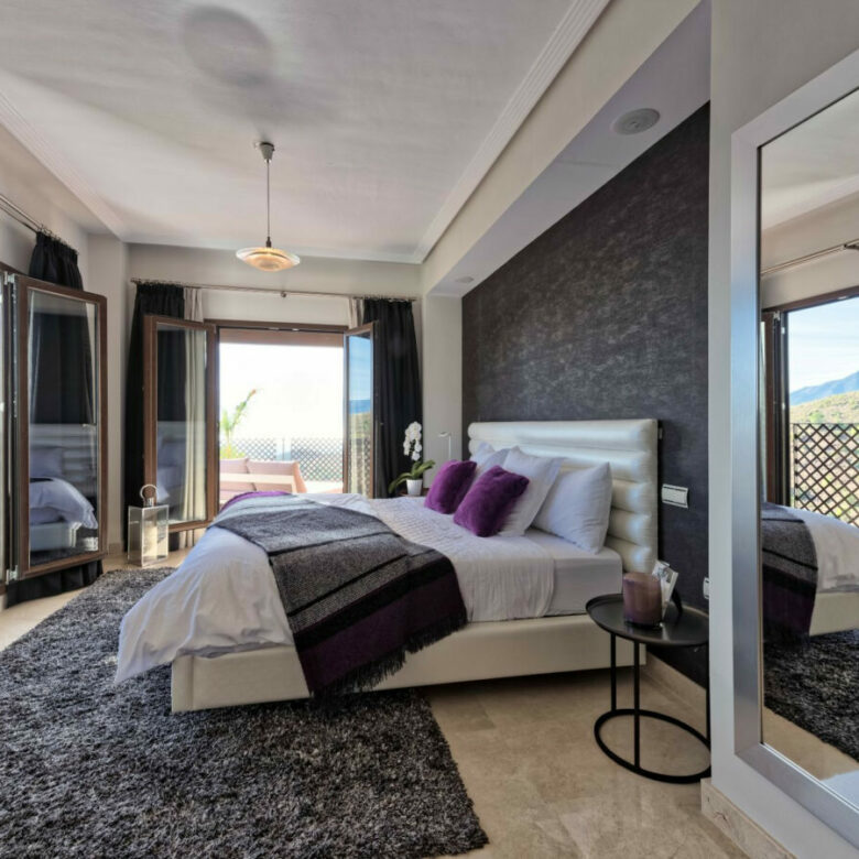 FOR SALE 🏡 Spacious Villa in 24h Gated Community – Benahavís Hills, Benahavís