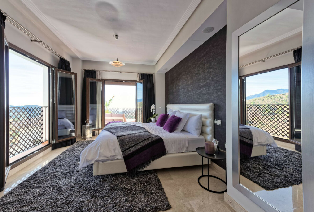 FOR SALE 🏡 Spacious Villa in 24h Gated Community – Benahavís Hills, Benahavís