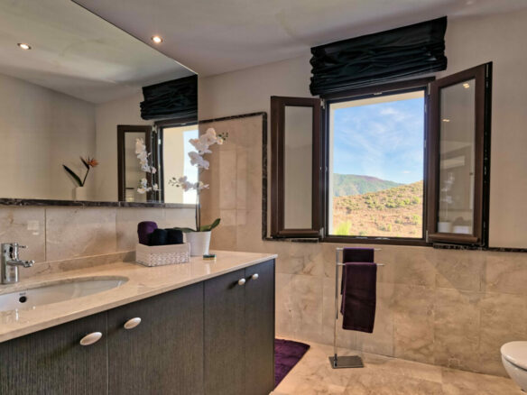 FOR SALE 🏡 Spacious Villa in 24h Gated Community – Benahavís Hills, Benahavís