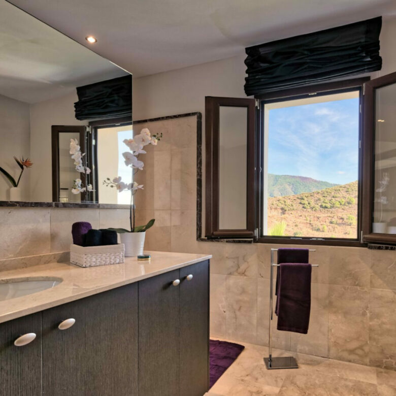 FOR SALE 🏡 Spacious Villa in 24h Gated Community – Benahavís Hills, Benahavís