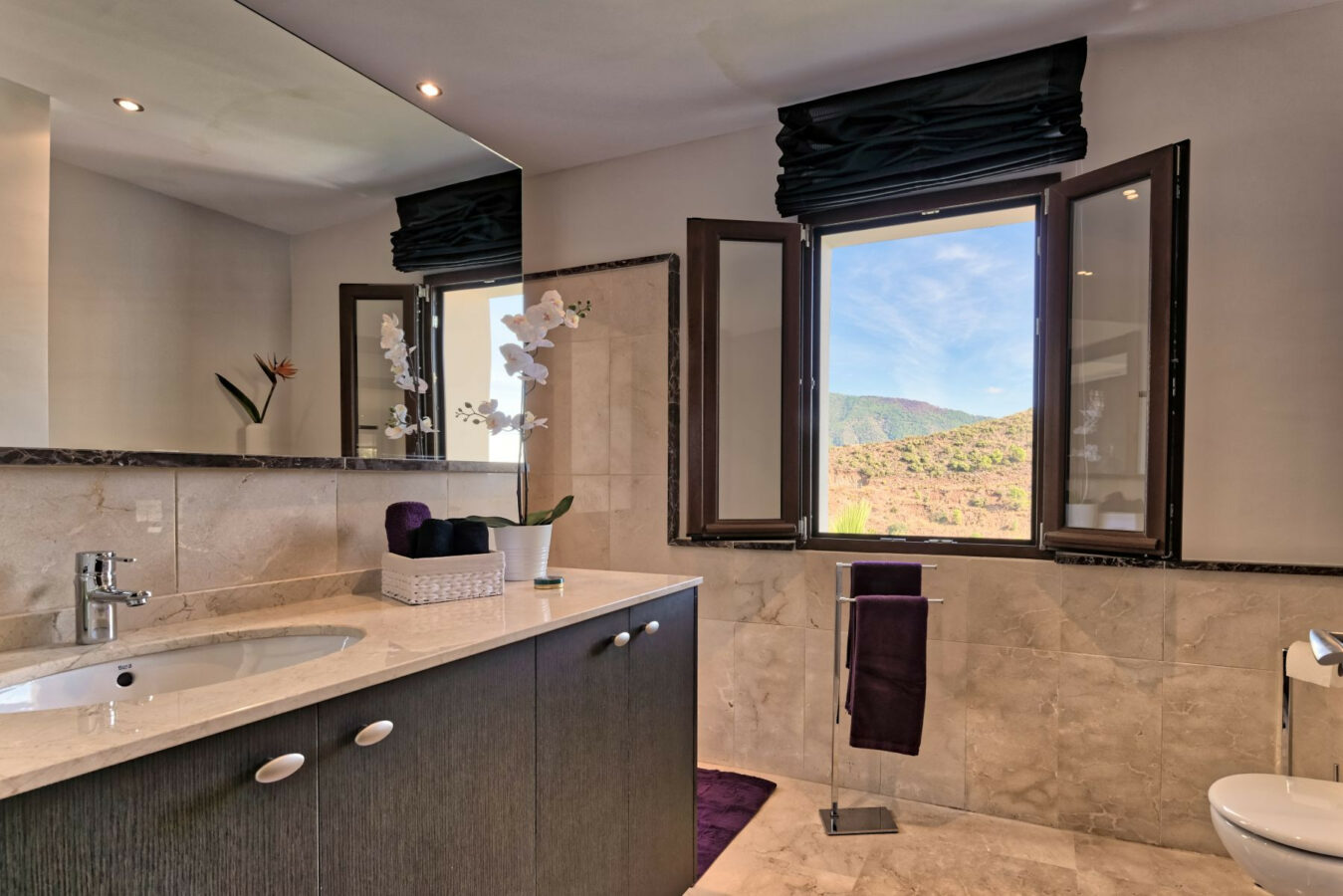 FOR SALE 🏡 Spacious Villa in 24h Gated Community – Benahavís Hills, Benahavís