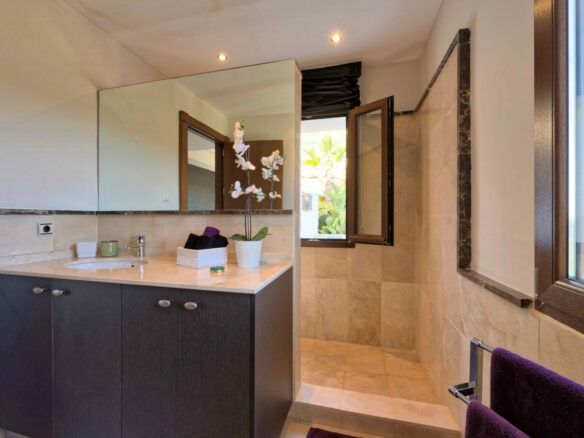 FOR SALE 🏡 Spacious Villa in 24h Gated Community – Benahavís Hills, Benahavís