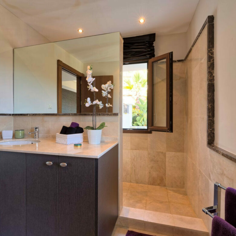 FOR SALE 🏡 Spacious Villa in 24h Gated Community – Benahavís Hills, Benahavís