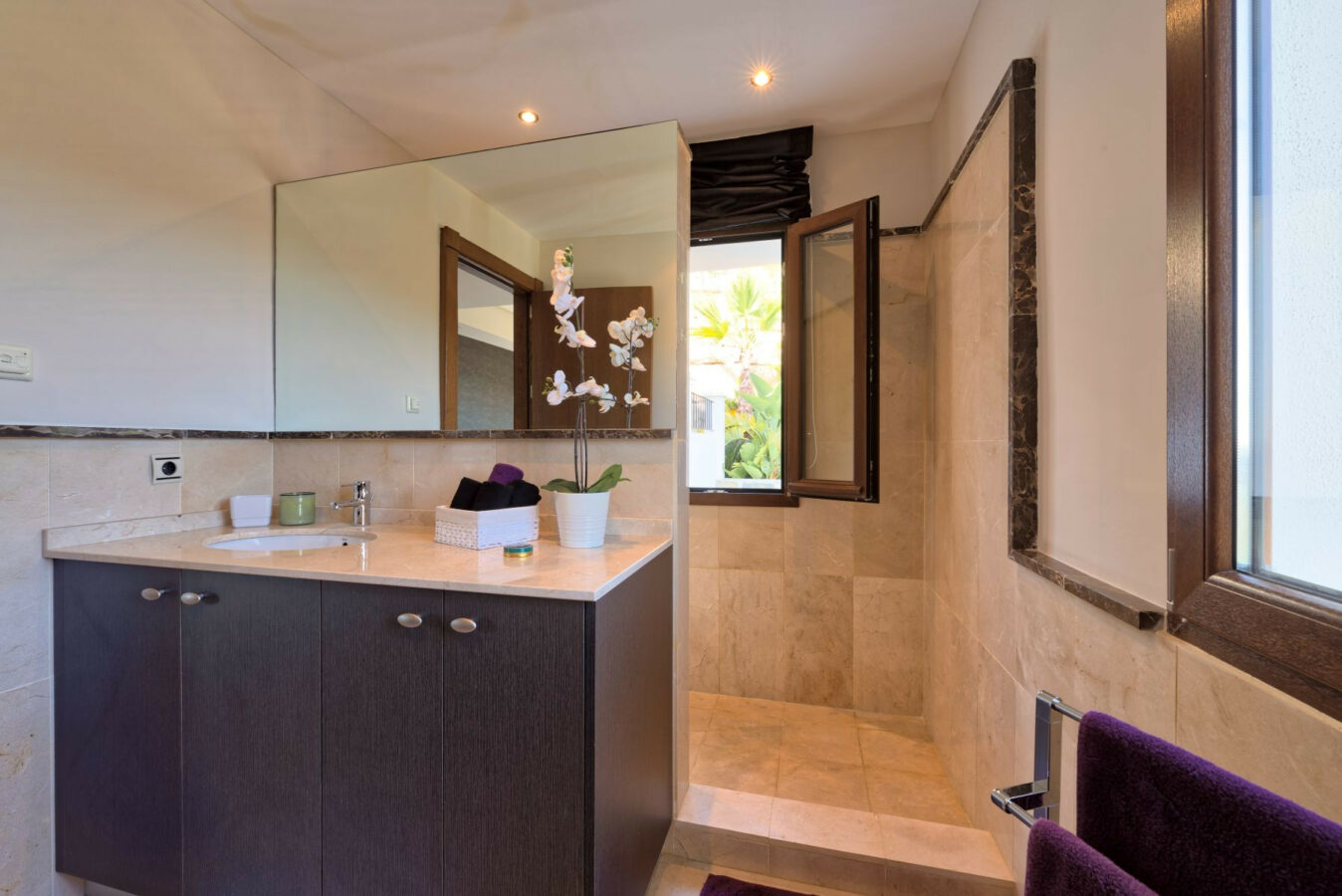 FOR SALE 🏡 Spacious Villa in 24h Gated Community – Benahavís Hills, Benahavís