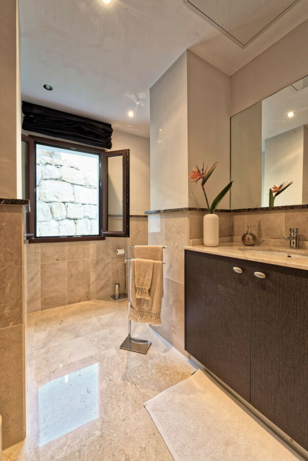 FOR SALE 🏡 Spacious Villa in 24h Gated Community – Benahavís Hills, Benahavís