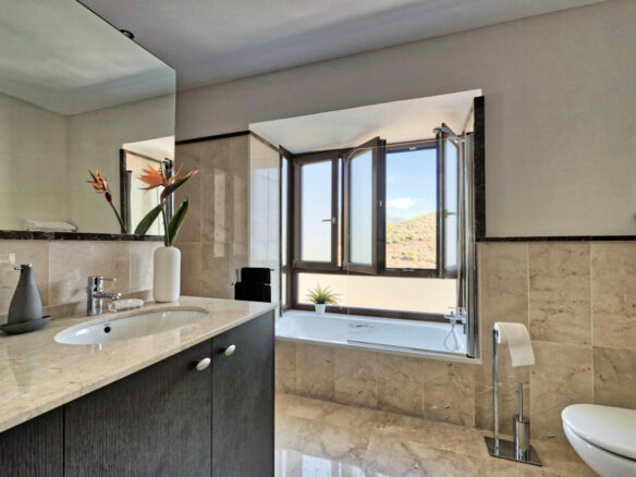 FOR SALE 🏡 Spacious Villa in 24h Gated Community – Benahavís Hills, Benahavís