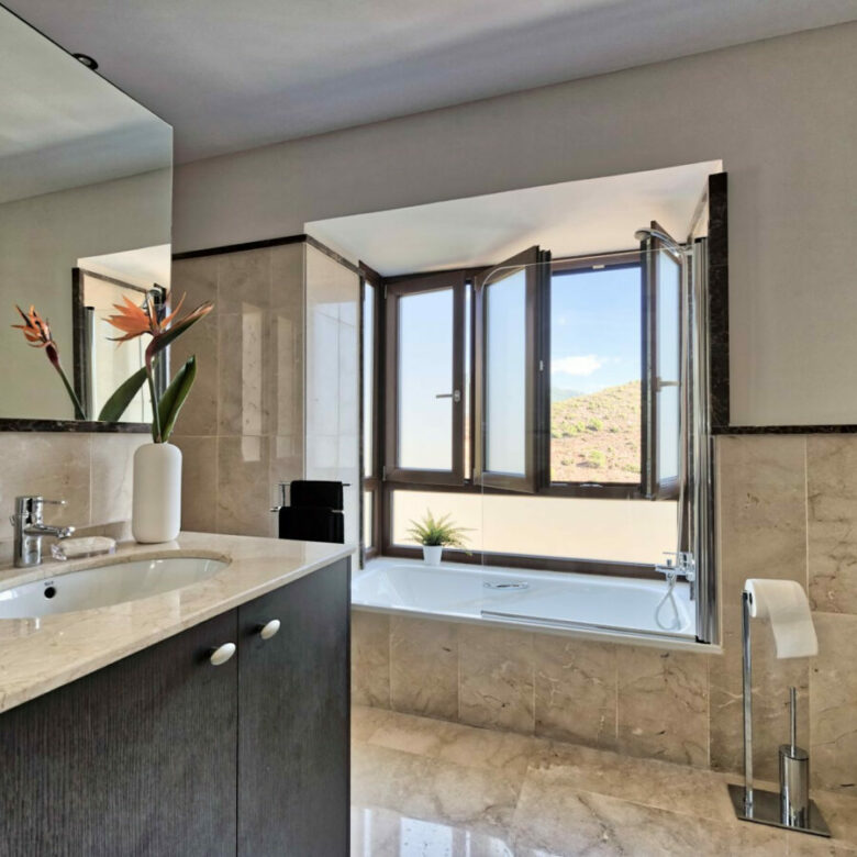 FOR SALE 🏡 Spacious Villa in 24h Gated Community – Benahavís Hills, Benahavís