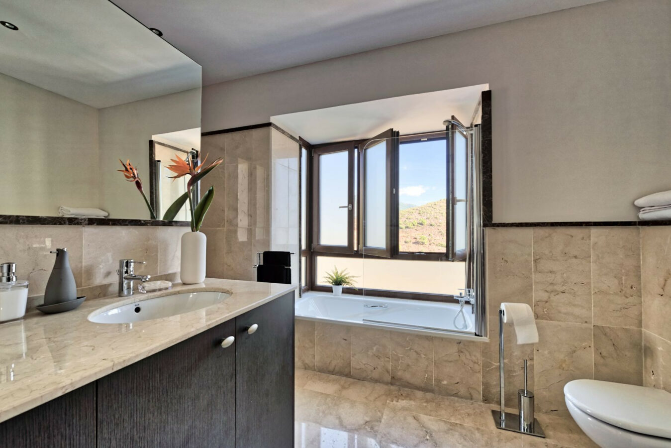 FOR SALE 🏡 Spacious Villa in 24h Gated Community – Benahavís Hills, Benahavís