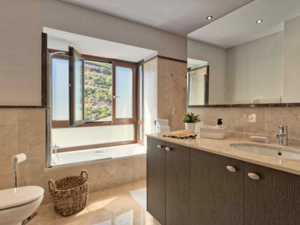FOR SALE 🏡 Spacious Villa in 24h Gated Community – Benahavís Hills, Benahavís