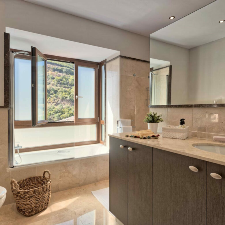 FOR SALE 🏡 Spacious Villa in 24h Gated Community – Benahavís Hills, Benahavís