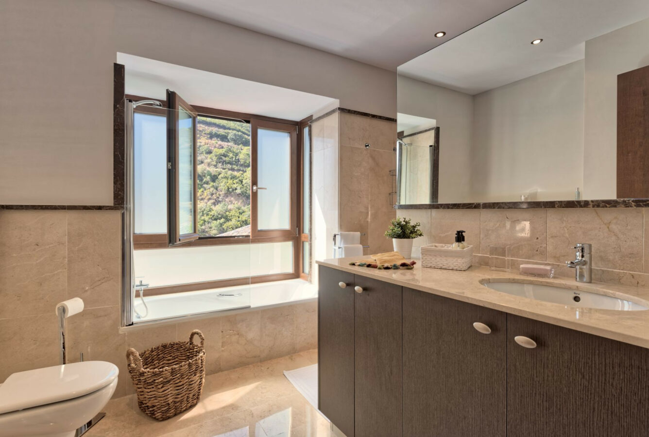 FOR SALE 🏡 Spacious Villa in 24h Gated Community – Benahavís Hills, Benahavís