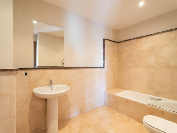 FOR SALE 🏡 Spacious Villa in 24h Gated Community – Benahavís Hills, Benahavís