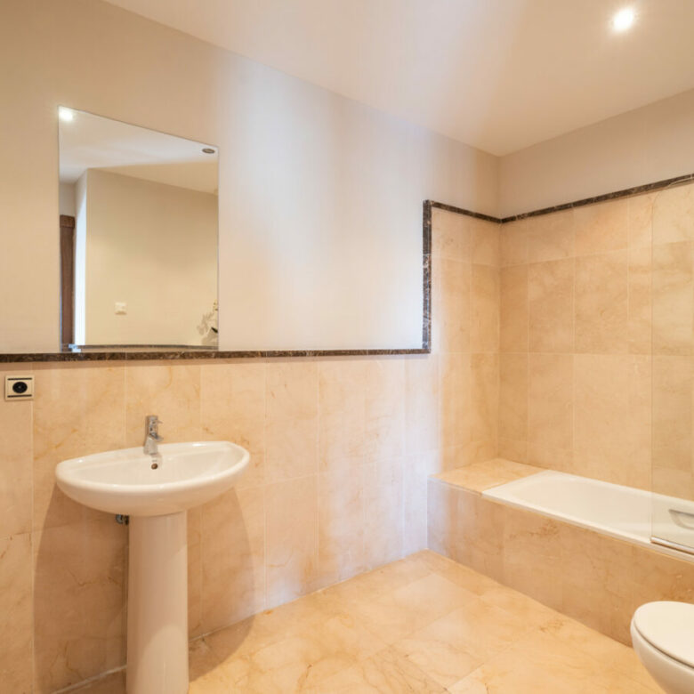 FOR SALE 🏡 Spacious Villa in 24h Gated Community – Benahavís Hills, Benahavís