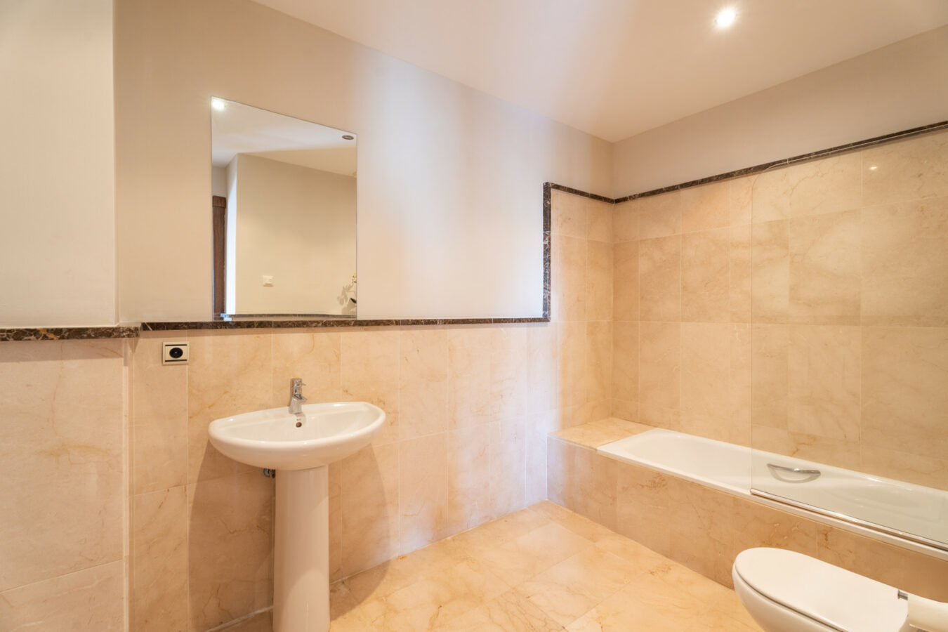 FOR SALE 🏡 Spacious Villa in 24h Gated Community – Benahavís Hills, Benahavís