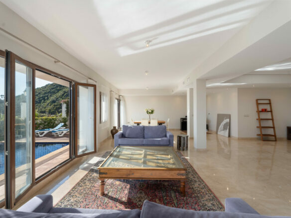 FOR SALE 🏡 Spacious Villa in 24h Gated Community – Benahavís Hills, Benahavís
