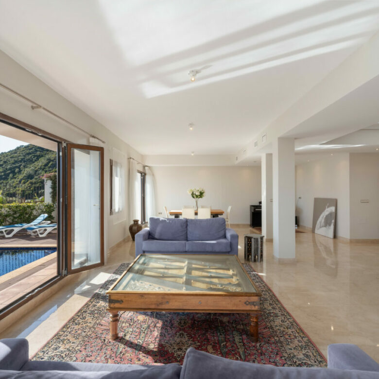 FOR SALE 🏡 Spacious Villa in 24h Gated Community – Benahavís Hills, Benahavís