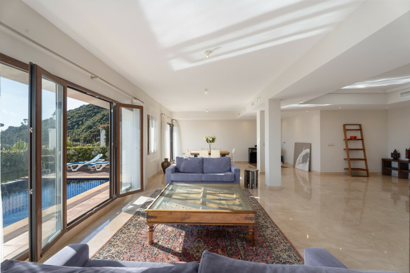 FOR SALE 🏡 Spacious Villa in 24h Gated Community – Benahavís Hills, Benahavís
