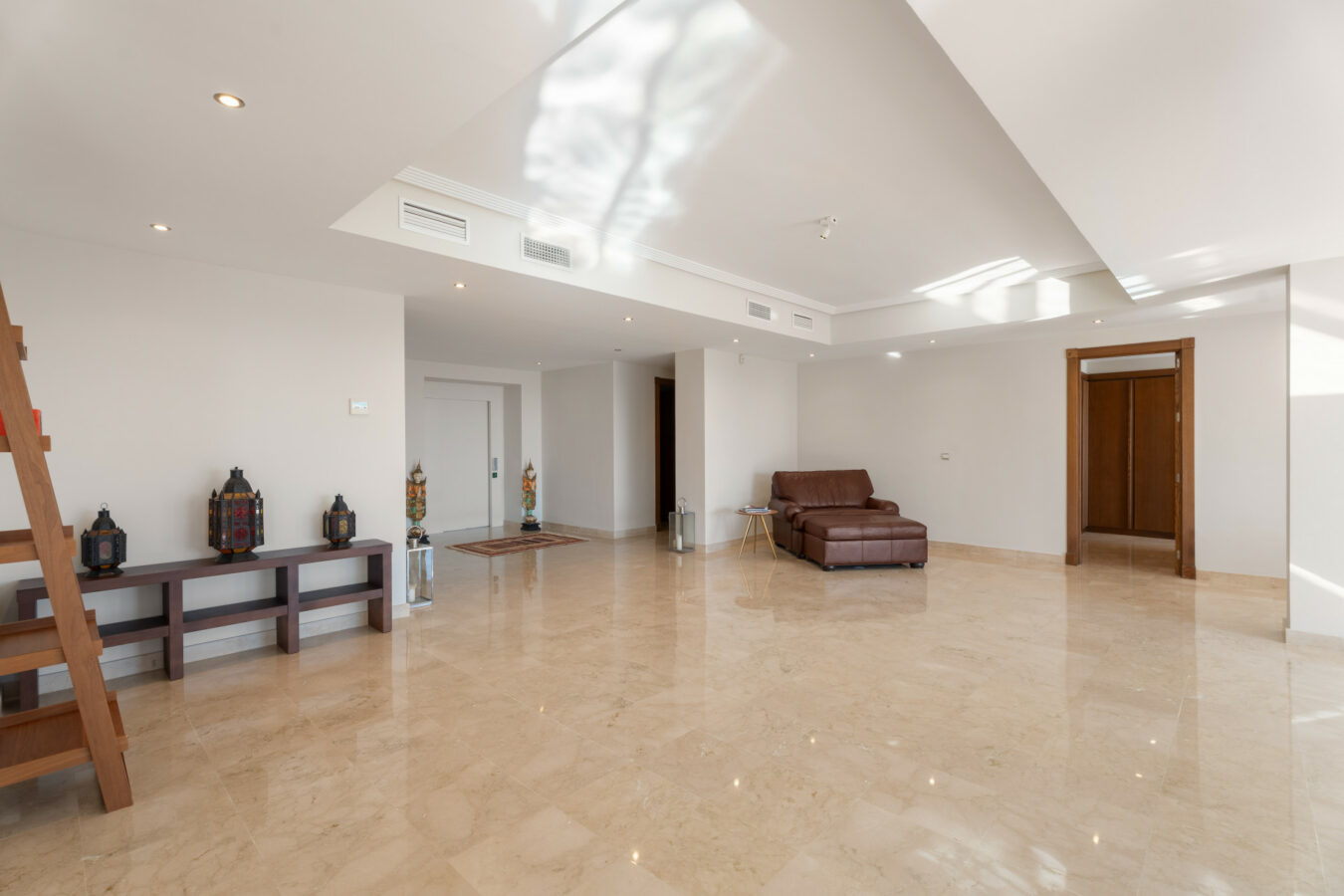 FOR SALE 🏡 Spacious Villa in 24h Gated Community – Benahavís Hills, Benahavís