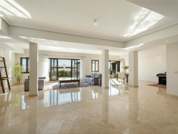 FOR SALE 🏡 Spacious Villa in 24h Gated Community – Benahavís Hills, Benahavís