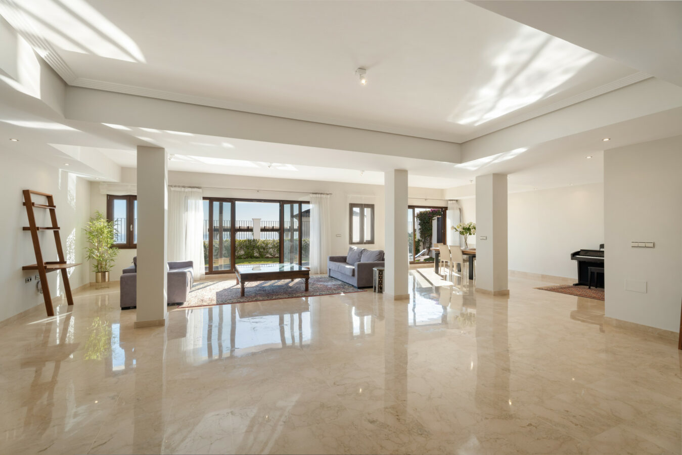 FOR SALE 🏡 Spacious Villa in 24h Gated Community – Benahavís Hills, Benahavís