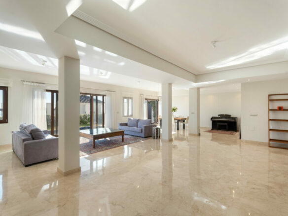 FOR SALE 🏡 Spacious Villa in 24h Gated Community – Benahavís Hills, Benahavís