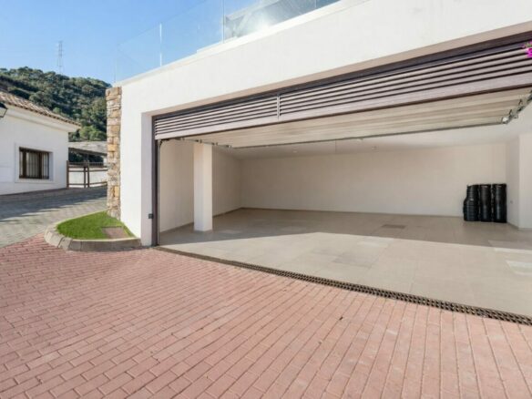 FOR SALE 🏡 Spacious Villa in 24h Gated Community – Benahavís Hills, Benahavís