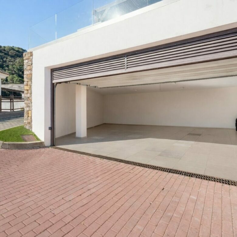 FOR SALE 🏡 Spacious Villa in 24h Gated Community – Benahavís Hills, Benahavís