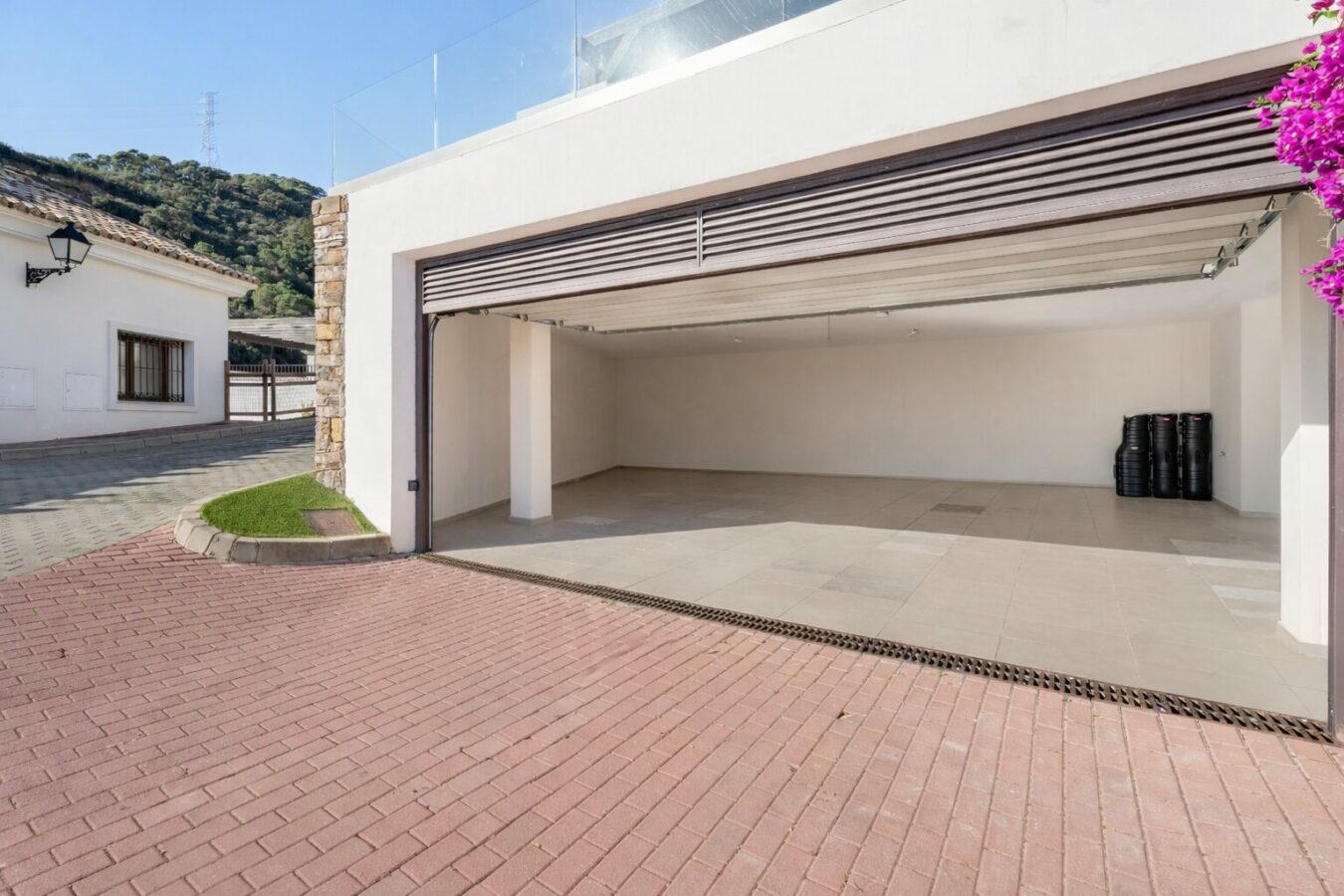 FOR SALE 🏡 Spacious Villa in 24h Gated Community – Benahavís Hills, Benahavís