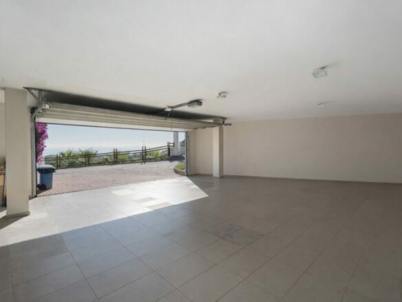 FOR SALE 🏡 Spacious Villa in 24h Gated Community – Benahavís Hills, Benahavís