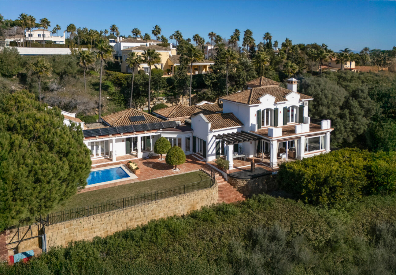 FOR SALE 🏡 Exceptional Andalusian Family Villa – Zona F, Sotogrande