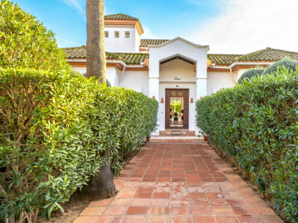 FOR SALE 🏡 Exceptional Andalusian Family Villa – Zona F, Sotogrande