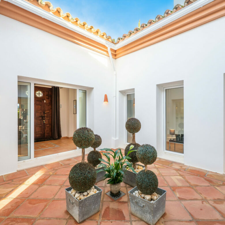 FOR SALE 🏡 Exceptional Andalusian Family Villa – Zona F, Sotogrande